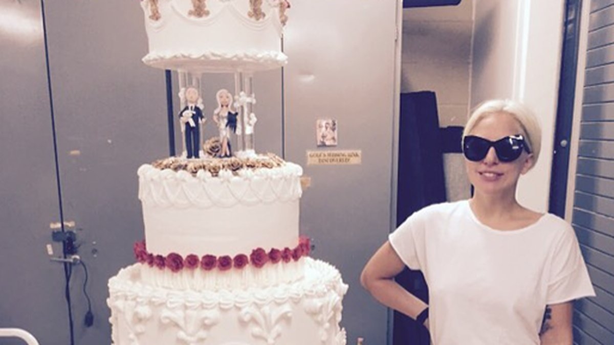 lady Gaga med en flashig tårta.